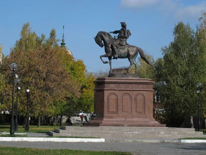 Памятник Петру i Бийск. Памятники Алтайского края г Бийск Петру 1. Памятник Петра 1 г Бийск. По какому адресу находится памятник