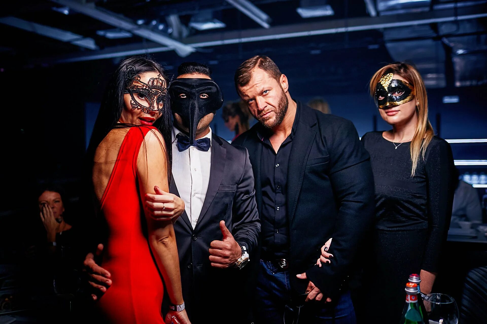 Закрытые вечеринки маски. Поппи делевинь и кара делевинь. Маска к18. Маска пати. Красивая маска для вечеринки.