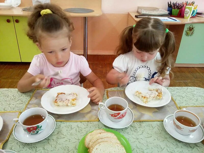 Что едят в садике. Обед детей в детском саду. Завтрак в детском саду. Дети кушают в детском саду. Завтрак детей в детском саду.