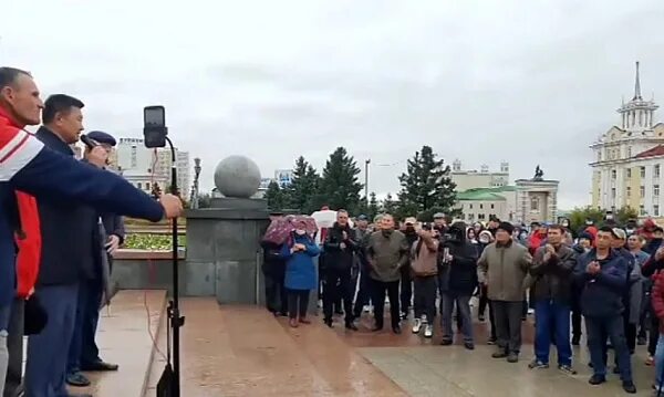 Митинг 25. Митинг на площади советов улан-удэ. сводный хор на площади советов улан-удэ.