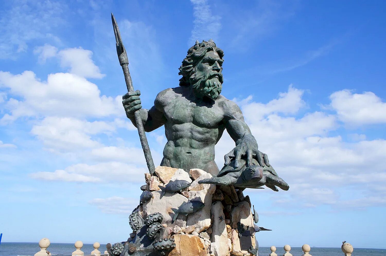 Статуя Нептун Посейдон. Посейдон Бог древней Греции Посейдон. Бог моря Посейдон статуя. Посейдон статуя Посейдона.