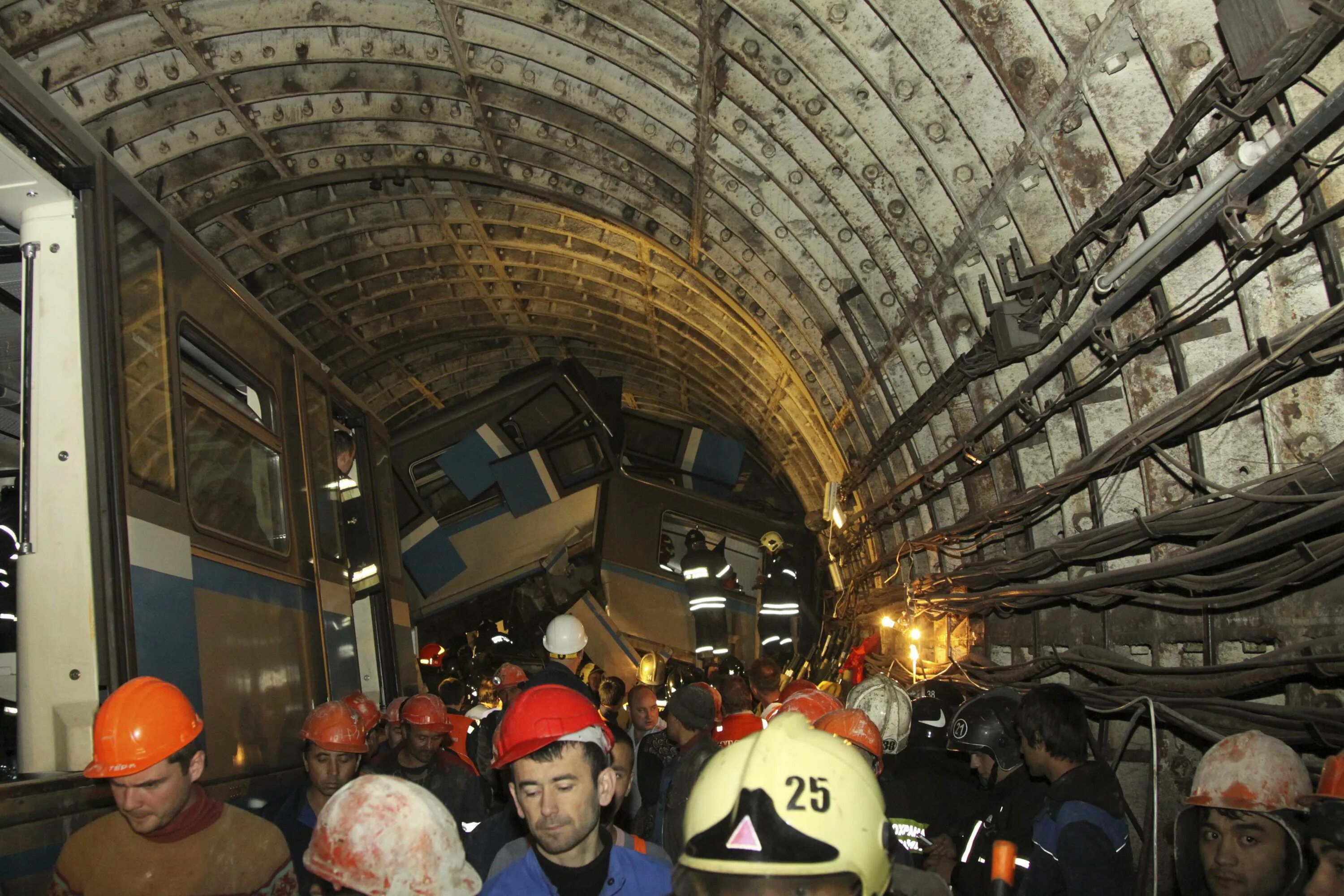 15 апреля 2005. Катастрофа в метро в Москве в 2014. Катастрофа в Московском метрополитене 2014. Катастрофа в Московском метро 2014. 15 Июля 2014 года в Московском метрополитене.