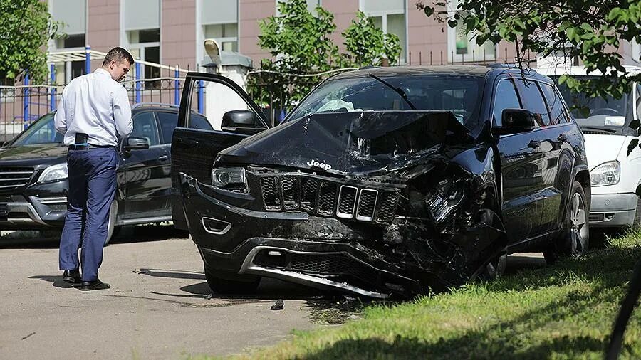 Автомобили сми. Авто после аварии Ефремова. Машина Ефремова после аварии. Авто Михаила Ефремова.