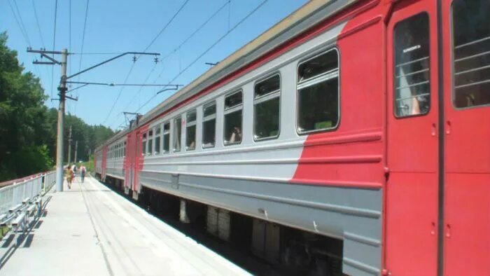 18 мая поезд. Пригородный трамвай. Поезд на Запад. Электричка Новосибирск. Поезд 6401 Болотная — Новосибирск-главный.