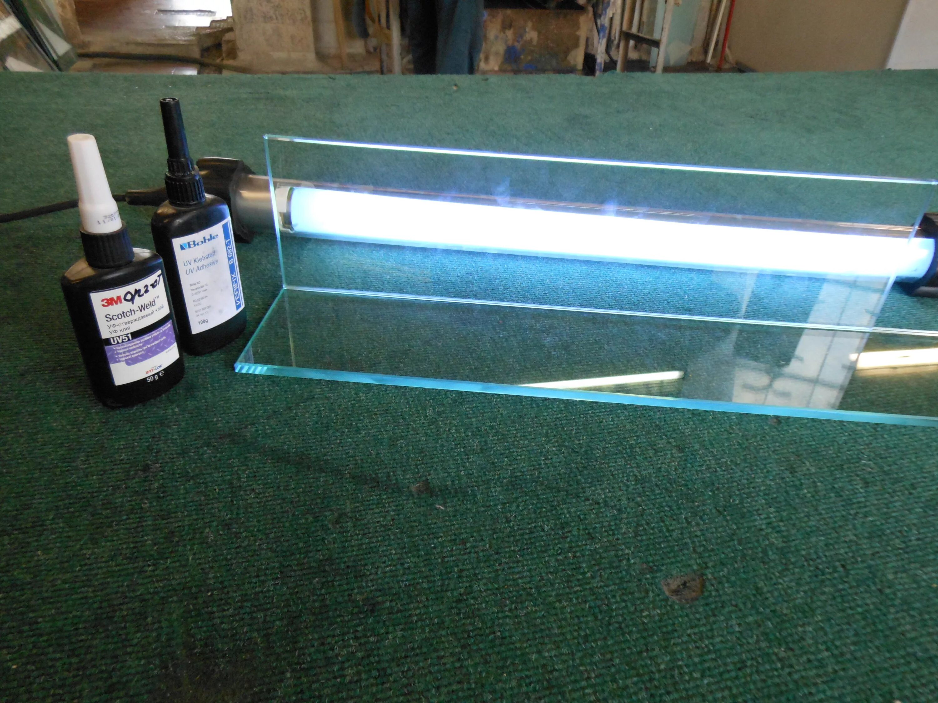 Как приклеить стеклянную. УФ склейка стекла. Ультрафиолетовая склейка стекла. УФ лампа для склейки стекла. Ультрафиолетовая лампа для склейки стекла.