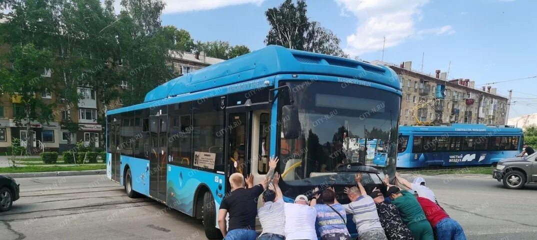 Автобус разбили. Автобус Новокузнецк. Горящие синие автобусы.