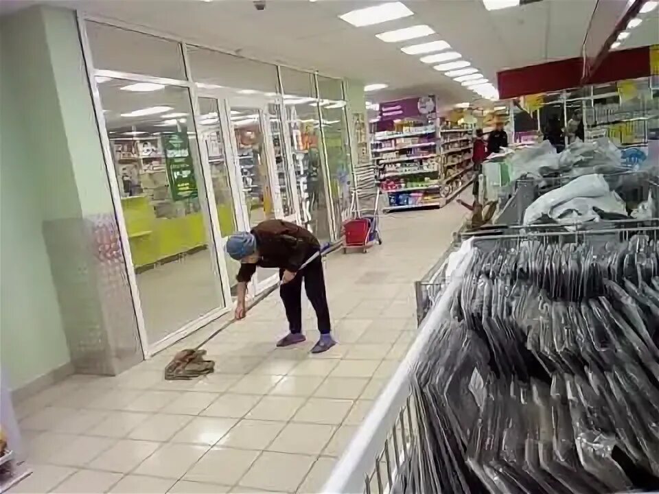 Уборка в магазине пятерочка. Пятерочка работа уборщица. Уборщица в пятерочке. Уборка в магазине пятерочка. Уборка пятерочек.