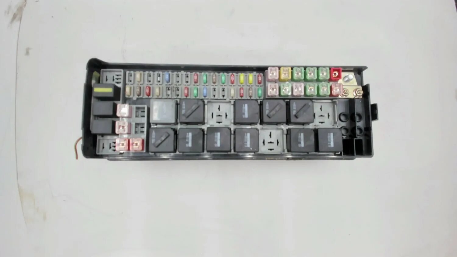 Блок предохранителей рендж ровер спорт 2010. Блок предохранителе range rover. Предохранитель рендж ровер. Предохранитель range rover. Блок предохранителей рендж ровер спорт 2010.