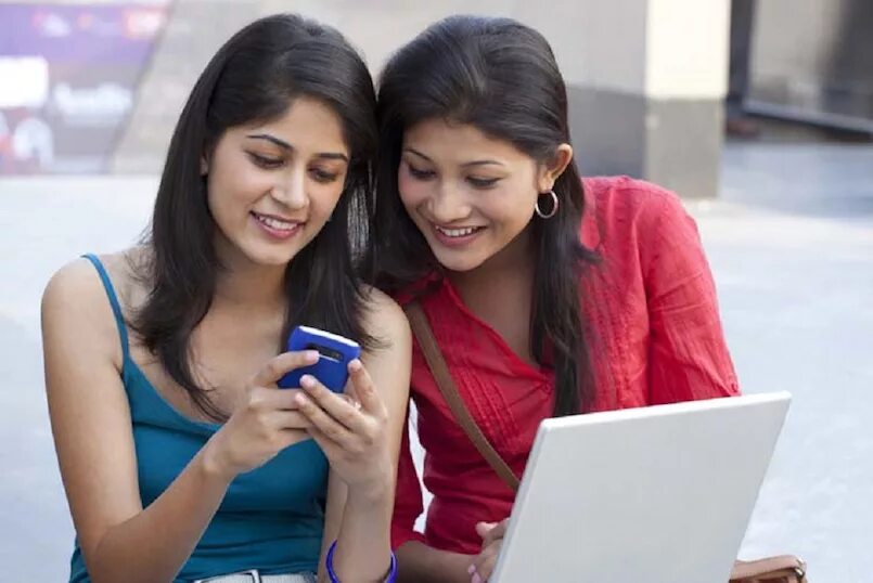 Come to chat. Indian women with Phone. Student's mobile Phone. Картинки интернета в Индии. Indian-Chinese people.