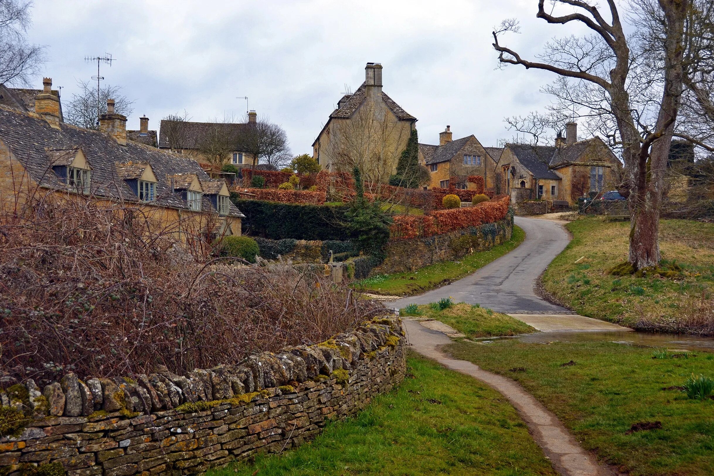 Villages england. Деревня Котсуолдс Англия. Котсуолд Англия Церковь. Манчестер Великобритания пригород замок. Деревня Стэйтес Великобритания.