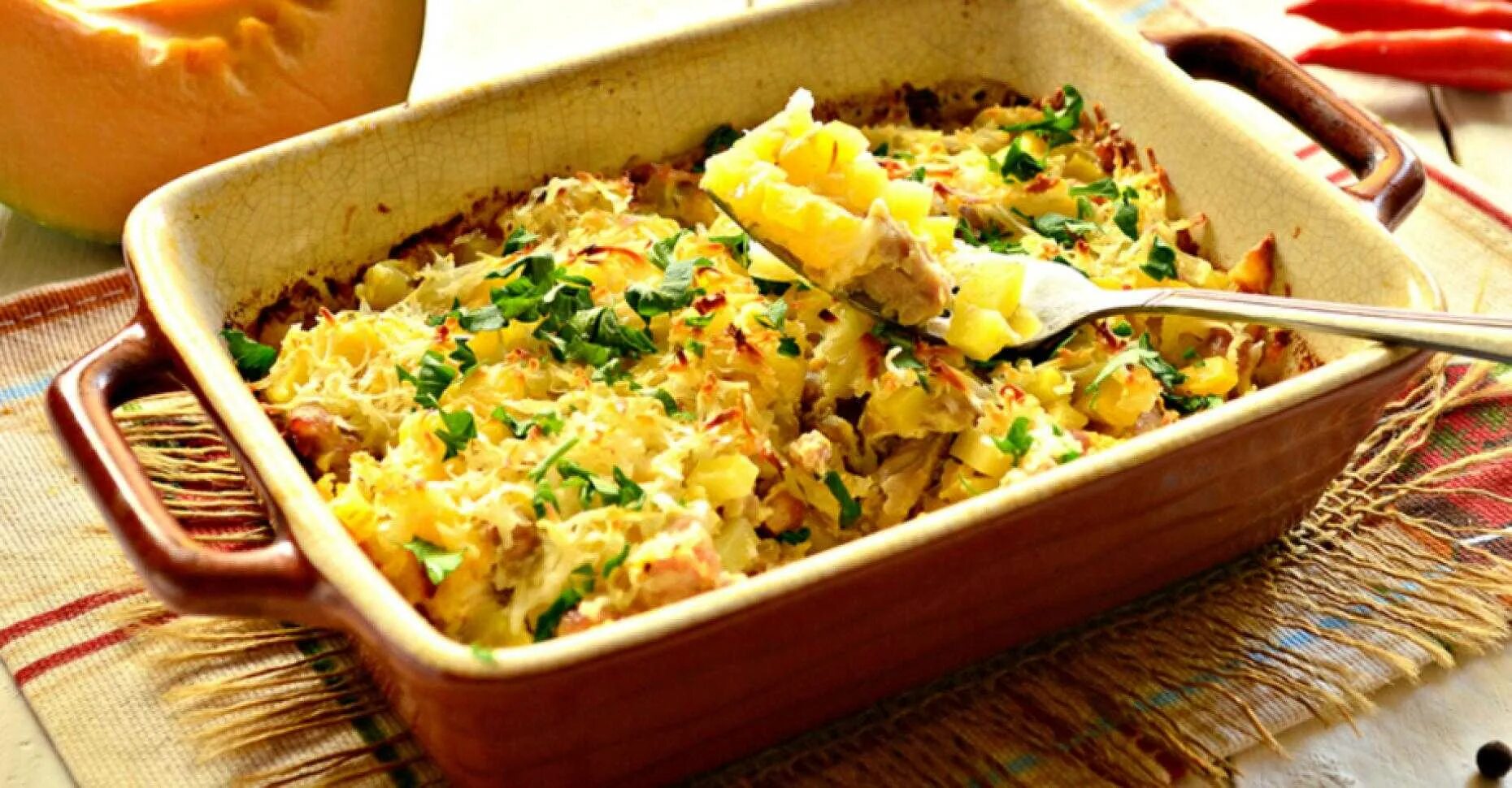 Блюда из тыквы и картошки. Запеканка картофель и тыква. тыквенно картофельная запеканка. запеканка из тыквы и картофеля. запеканка с фаршем и картофелем и тыквой.