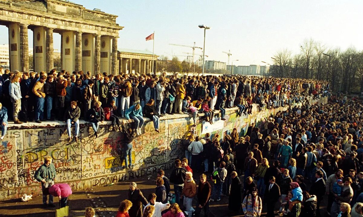 Стена дата. Крушение берлинской стены 1989. 9 ноября 1989 берлинская стена. падение берлинской стены 1989 г. падение берлинской стены в германии.