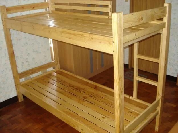 Как сделать двухъярусную кровать из дерева. Кровать двухъярусная деревянная. двухъярусная кровать из дерева. нары деревянные двухъярусные.