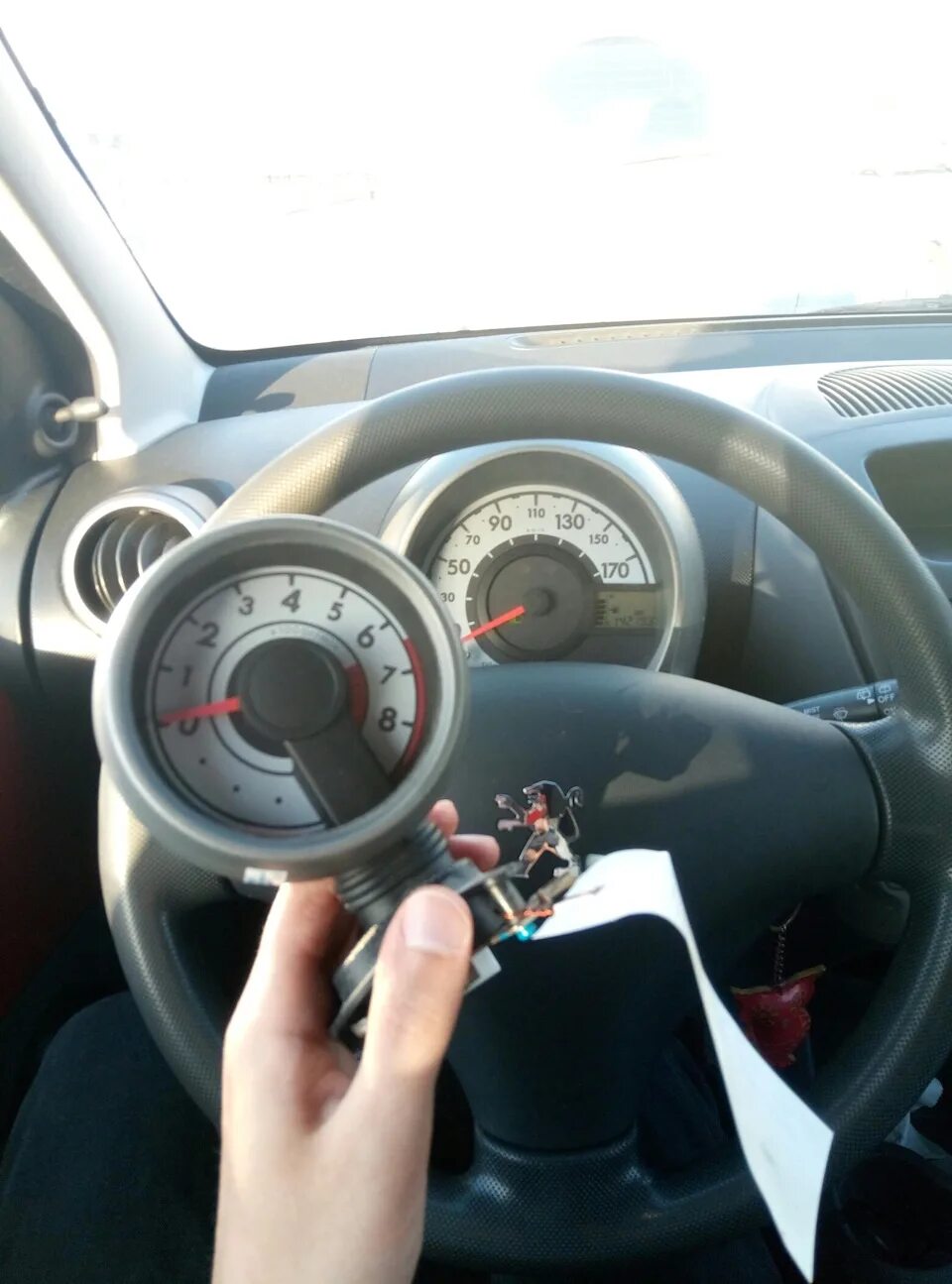 Тахометр пежо. Левый тахометр пежо 107. Тахометр peugeot 107. Тахометр toyota aygo. Тахометр пежо 107.