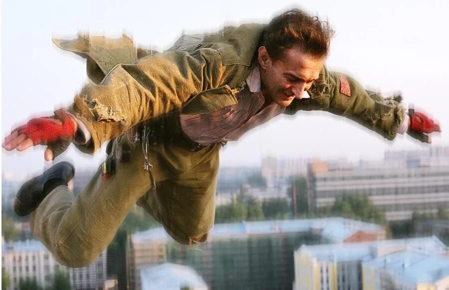 Летать во сне мужчине. Человек на облаке. Падает с высоты. Летать во сне мужчине. Мужчина летит.