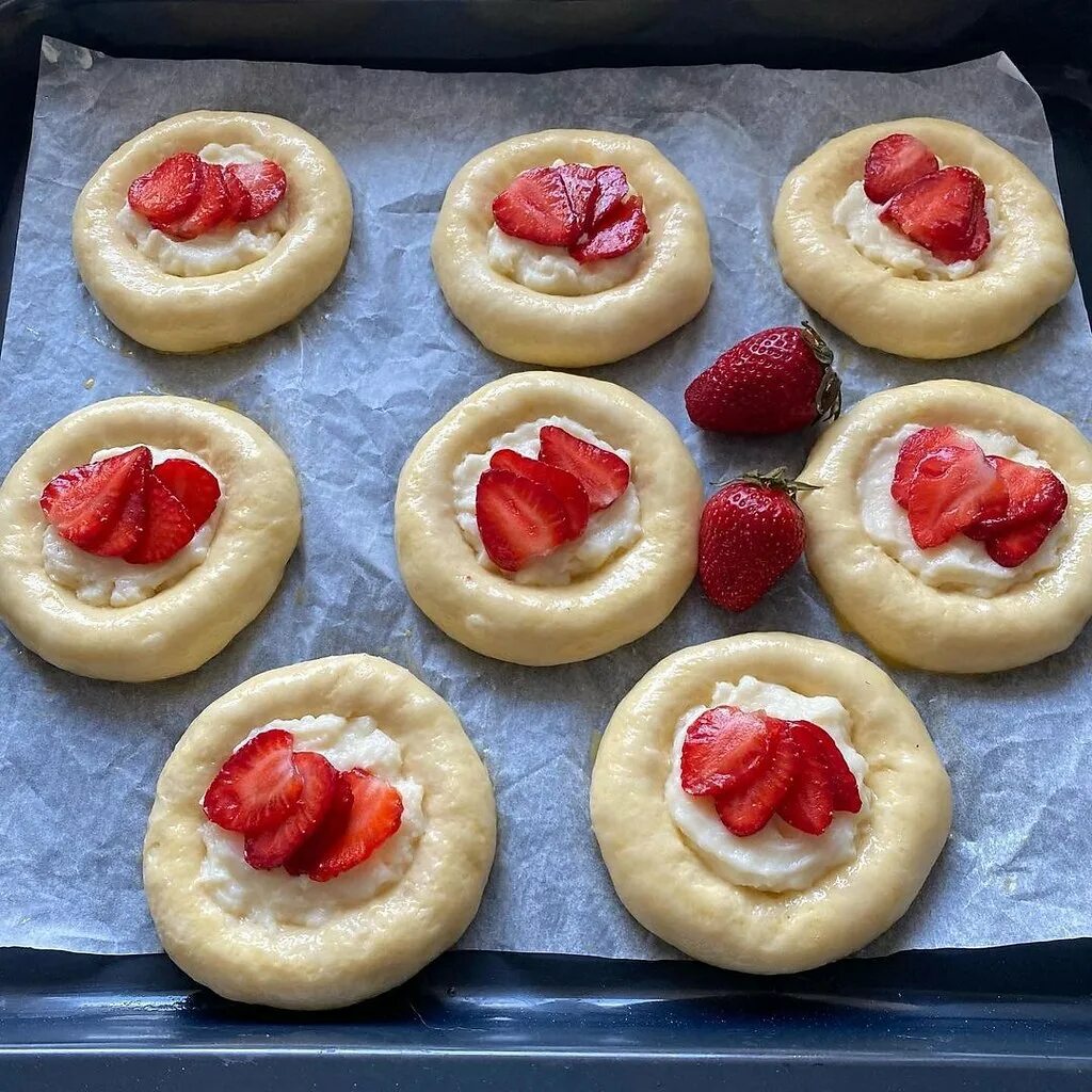 Ватрушки из готового теста. Ватрушка с клубникой. Булочка с клубникой. Ватрушки с заварным кремом. Ватрушка с творогом и клубникой.