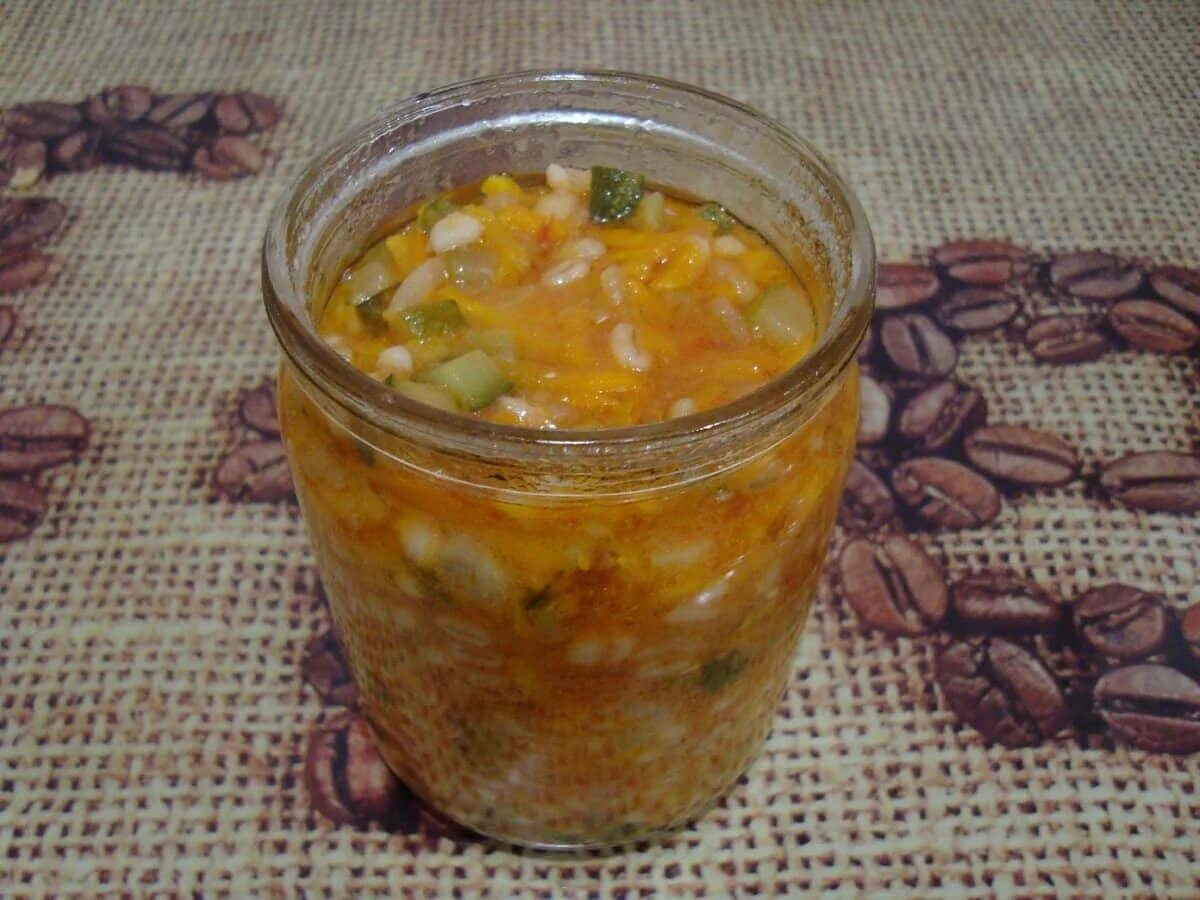 Как приготовить вкусный рассольник на зиму. Рассольник с перловкой на зиму в банках. рассольник в банке. рассольник в банке на зиму. рассольник с зелеными помидорами.