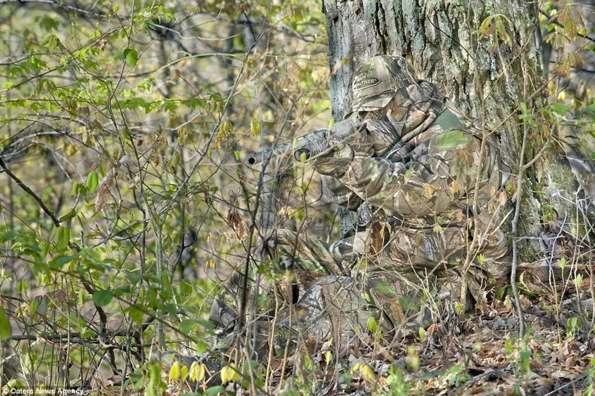 Хаки найденных. Realtree Camouflage Hunter. Снайперский камуфляж невидимость. Снайпер в камуфляже замаскированный. Маскировка снайпера.