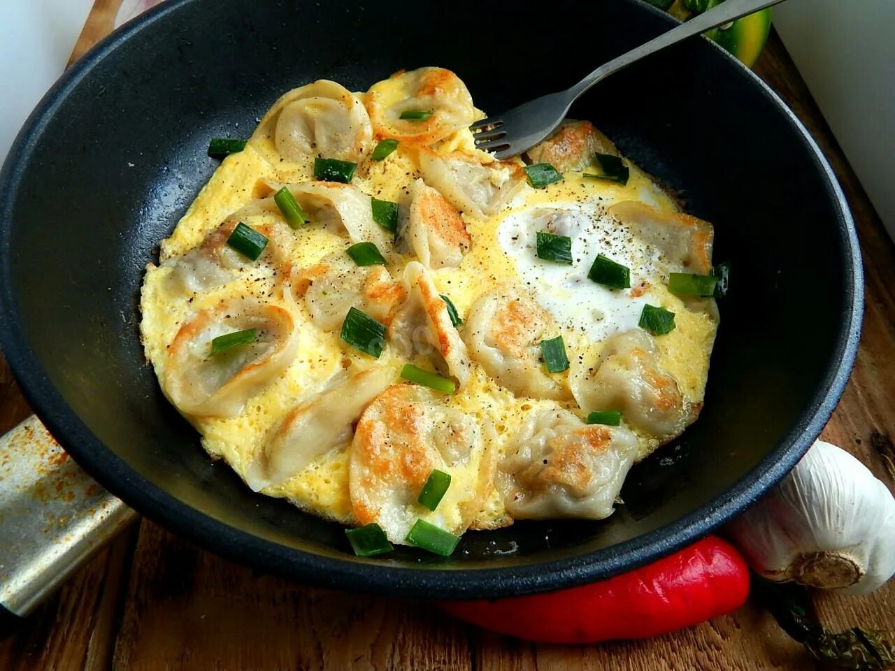 Пельмени на сковороде со сметаной и сыром. Жареные пельмени. пельмени на сковороде. пельмени жареные на сковороде с сыром и помидорами и яйцом. пельмени под сыром на сковороде.