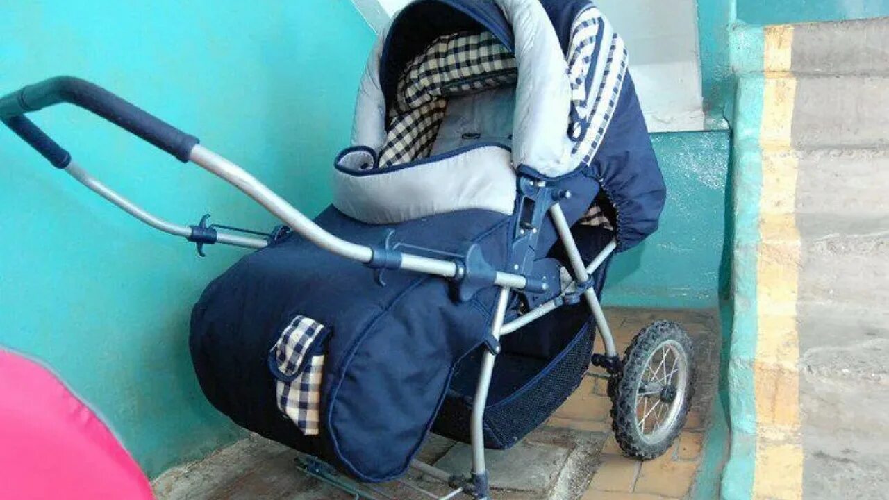 Коляски на лестничных площадках. Коляска в подъезде. детская коляска в подъезде. кражу детской коляски. детская коляска кража.