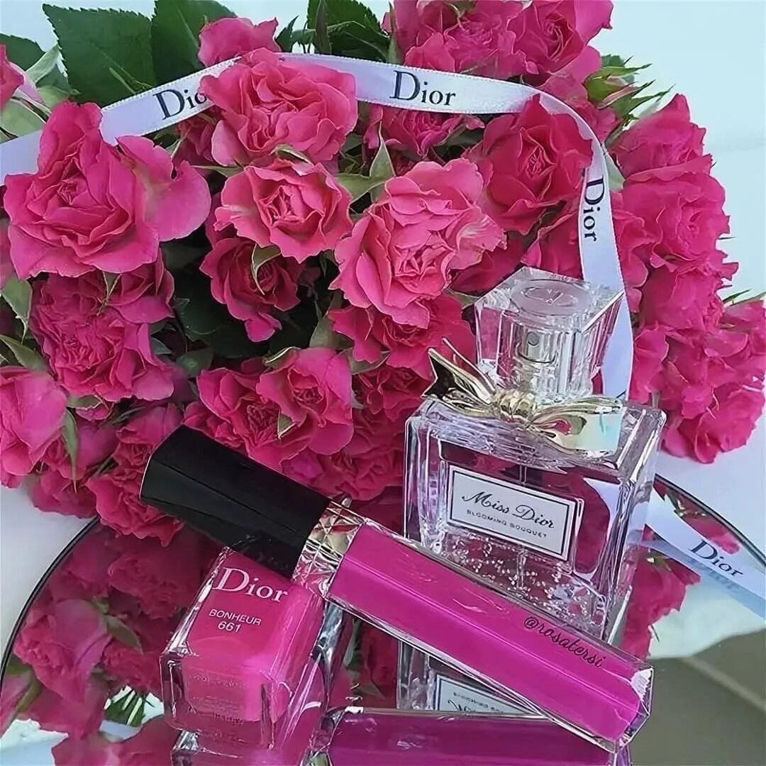Dior Miss Dior пионы. Духи и цветы. Букет роз и духи.