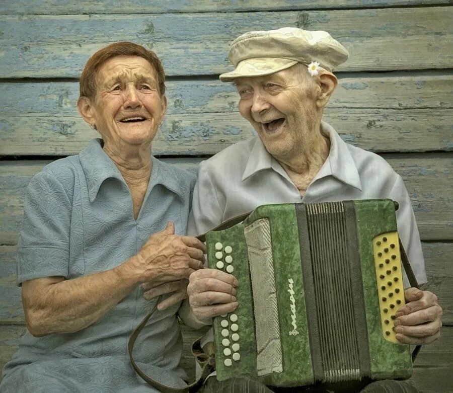 Дедуля музыка. Веселые пенсионеры. Старики. Старики поют. Веселые старики.