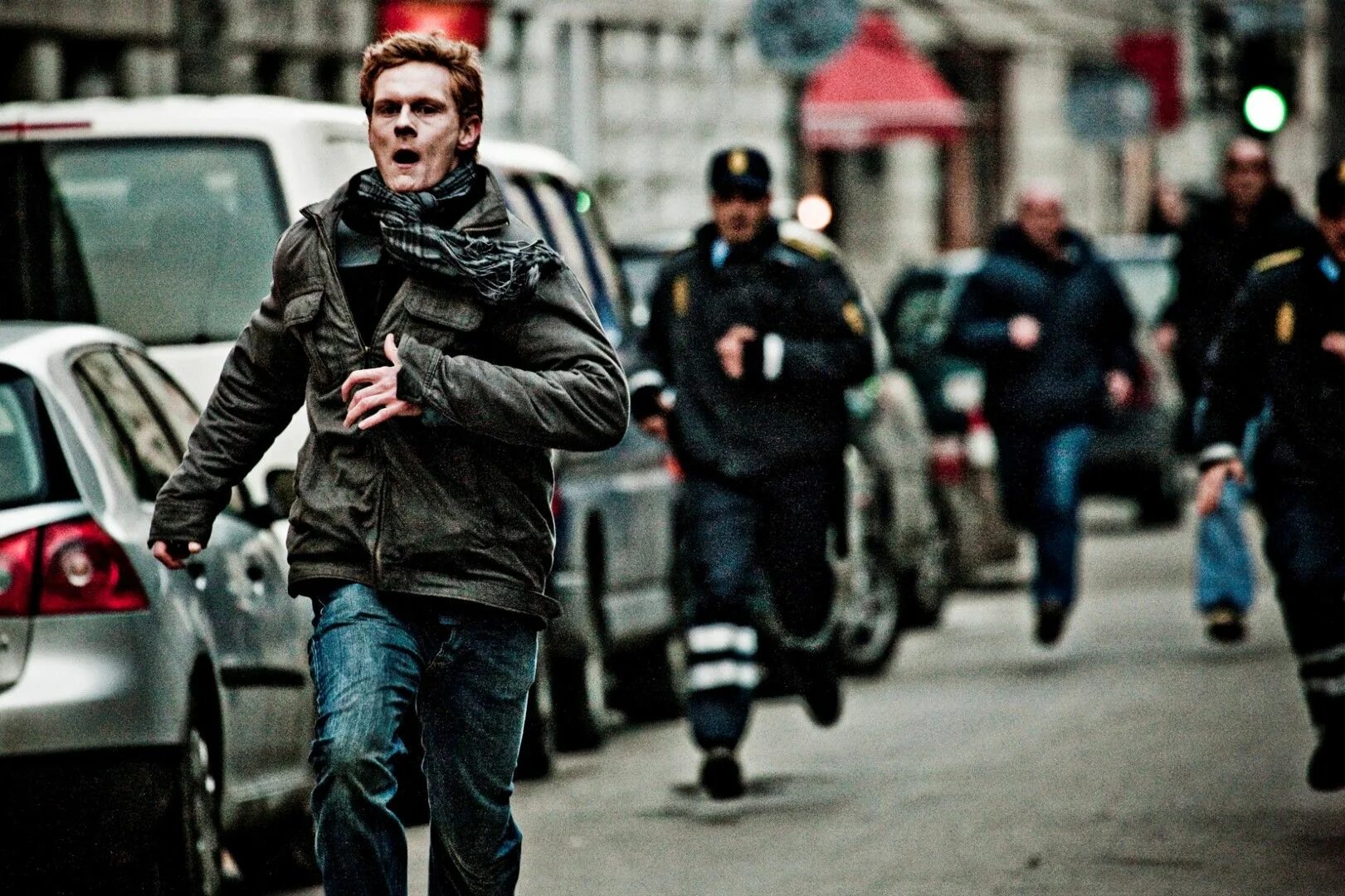Мужик гонится. Петер Плаугборг. Человек убегает от полиции. Бежит от полиции. Побег от полиции.
