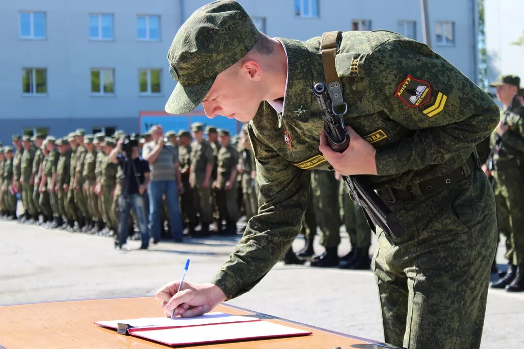 Нужно ли в армию после военной кафедры. Военная Кафедра. Студенты военной кафедры. Солдат военной кафедры. Военные профессии.