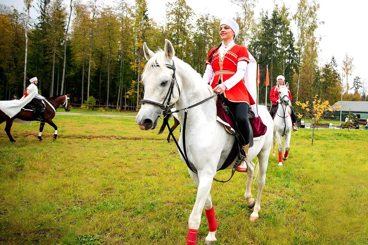 Мтс кск. КСК Патриот. Конно-спортивный комплекс Патриот. Конно-спортивный комплекс парк Патриот лошади. Конный театр каскадер в парке Патриот.