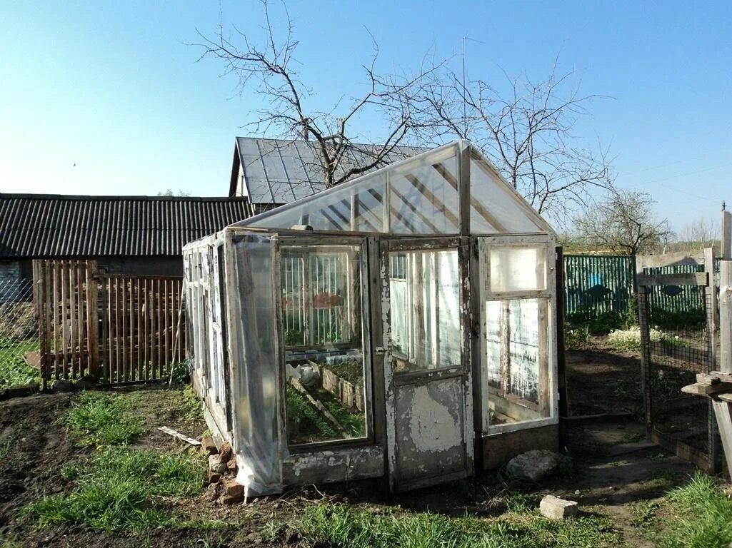 Парник из старых оконных рам. Теплица из старых окон. парник из оконных рам. теплица из рам. парник из рам.