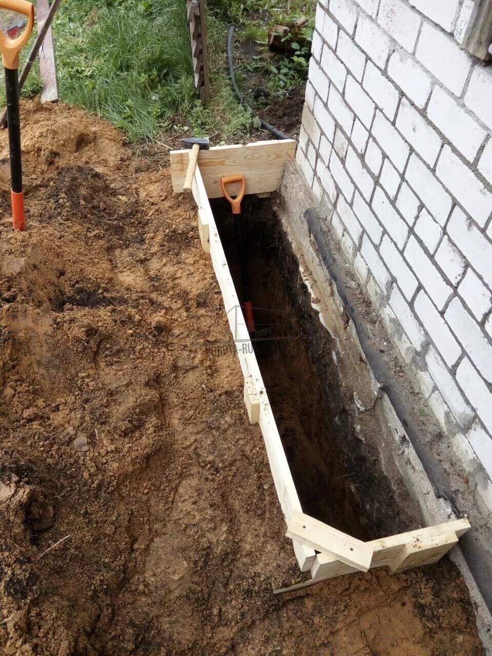 Как залить фундамент под ворота. Опалубка для откатных ворот. фундамент под откатные ворота. фундамент для откатных ворот. опалубка под раздвижные ворота.