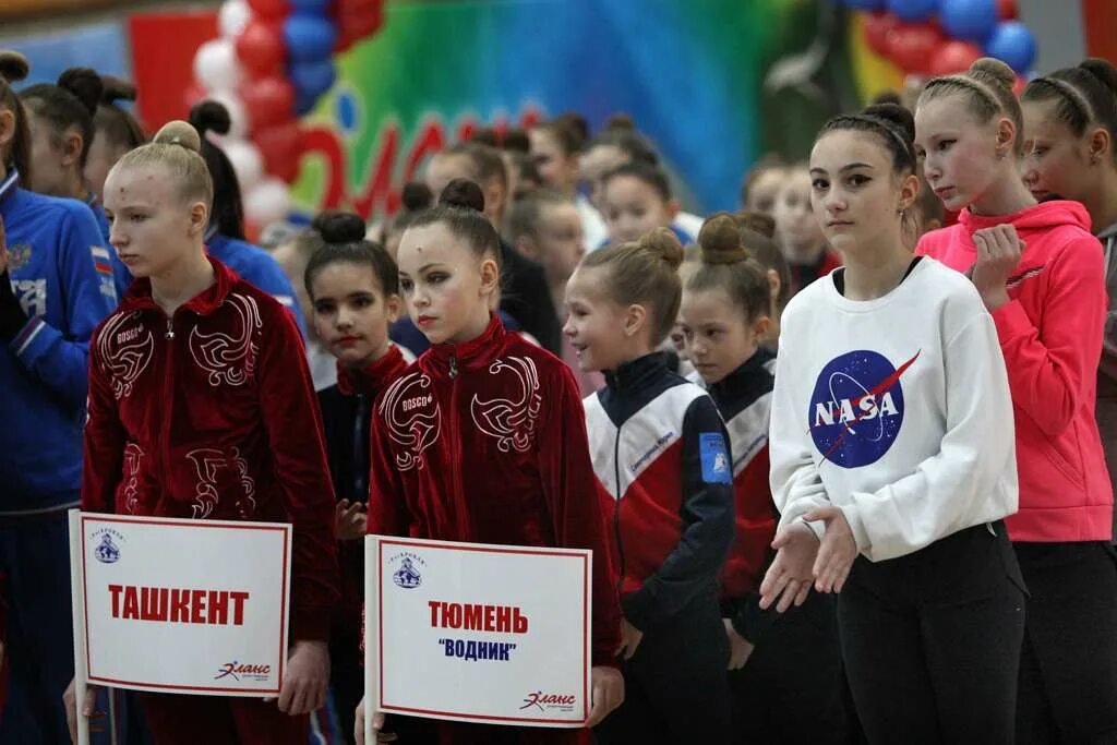 Спортивная школа тюмень. ДЮСШ Водник Тюмень. Спортивная школа Водник Тюмень. Эланс Барнаул художественная гимнастика. Водник Тюмень художественная гимнастика.