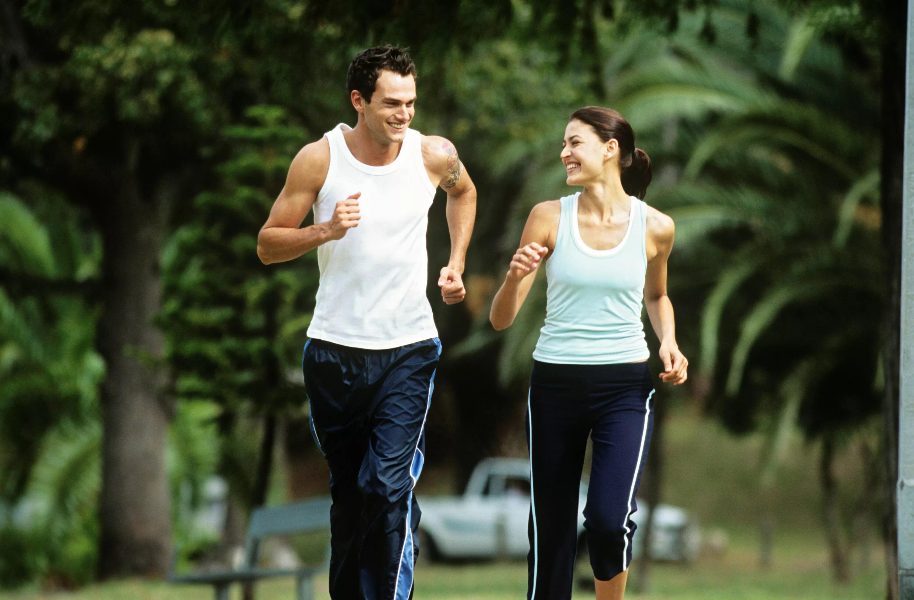 Мужчина и женщина бегают. Мужчина и женщина на пробежке. Спортивные люди. Мужчина активный образ жизни. Почему вкусе бегу