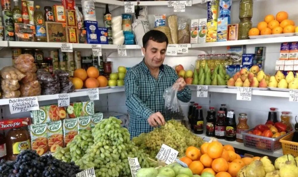 Продавец овощей и фруктов. Продавец овощей на рынке. Продавец фруктов на рынке. Фруктовый прилавок. Продавец овощи москва