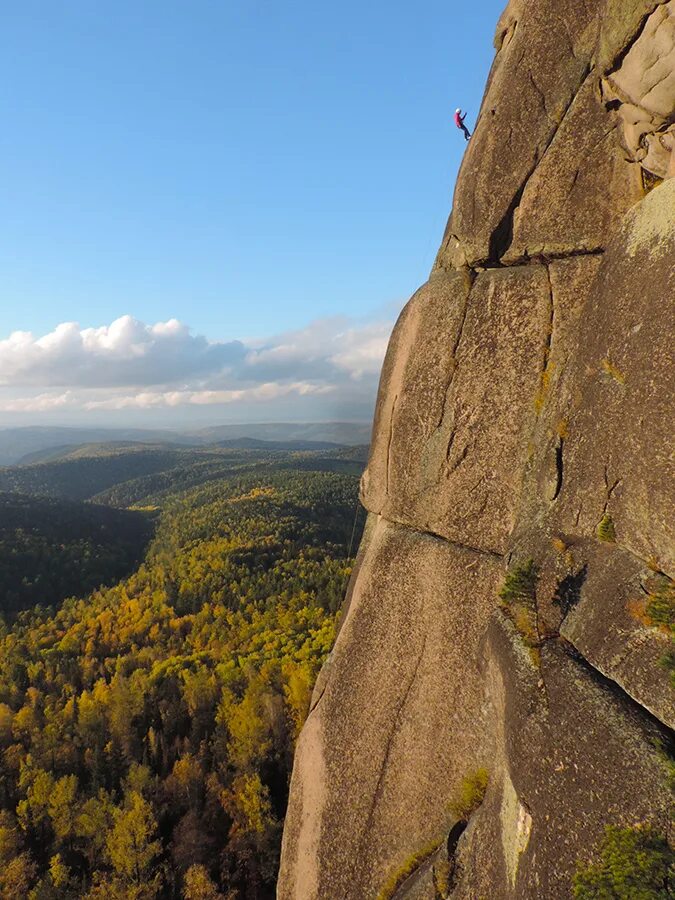 скала такмак. скалы в такмаковском районе парка красноярские. такмак красноярск столбы. скалы в такмаковском районе парка красноярские. такмаковский район красноярские столбы.