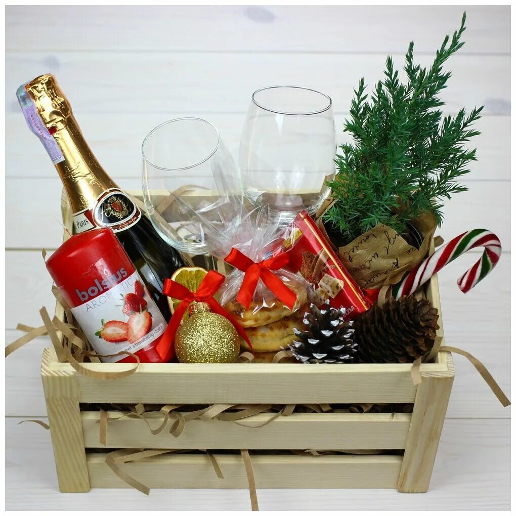 новогодний набор с шампанским. корзинки из дерева для подарков. деревянная корзина для подарка. ящик с фруктами и цветами. шампанское в деревянном ящике.