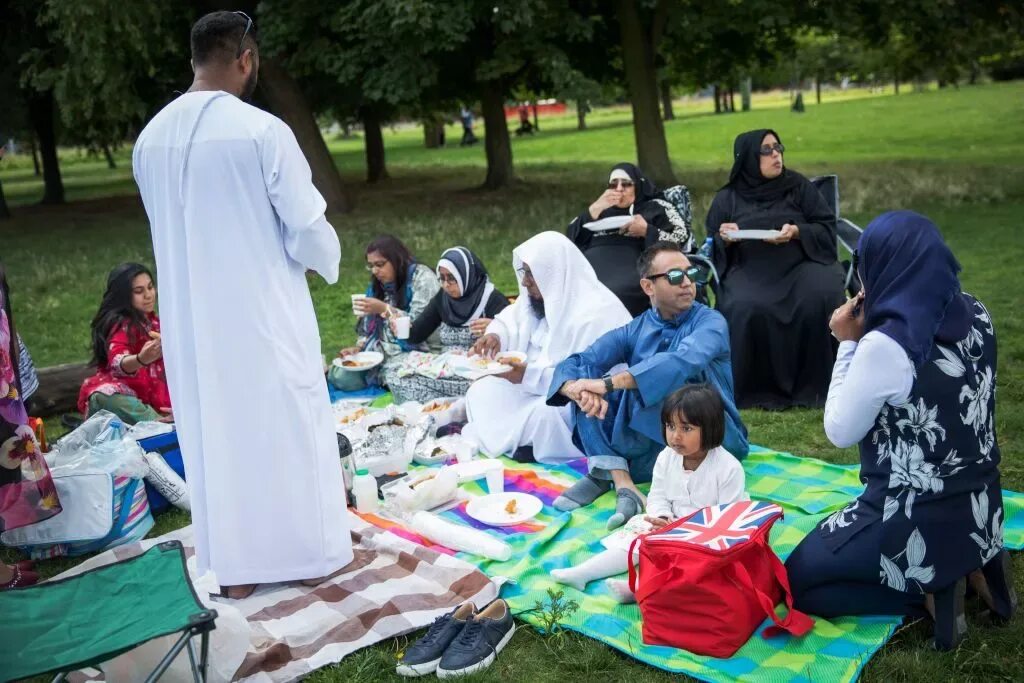Праздники мусульман в 24 году. Мусульманские праздники для детей. Мусульмане в Англии. Исламские праздники. Ураза байрам в Великобритании.