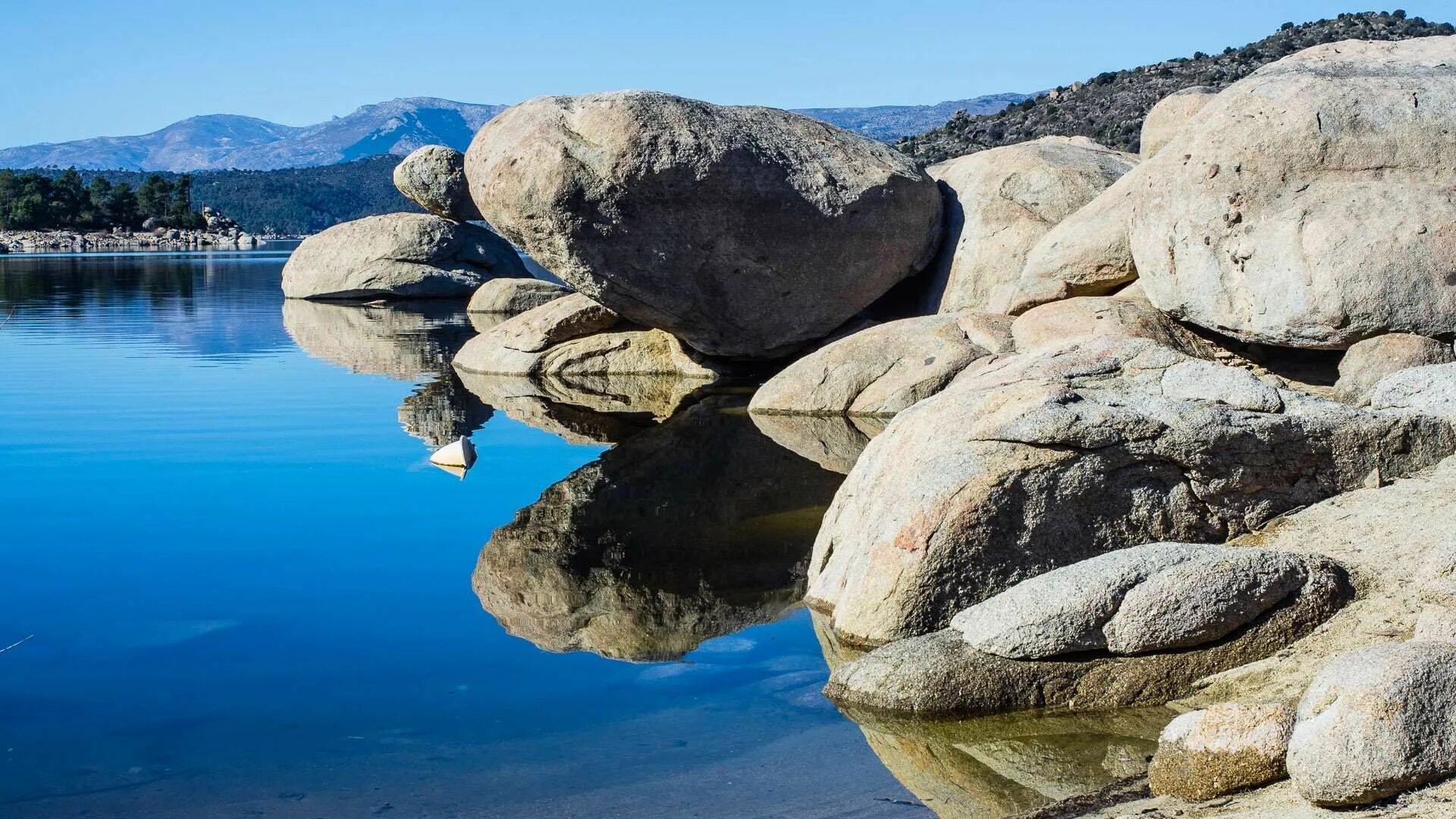 Stone scene. Валуны Моераки, новая Зеландия. Большие камни в воде. Валун в воде. Камни в прозрачной воде.