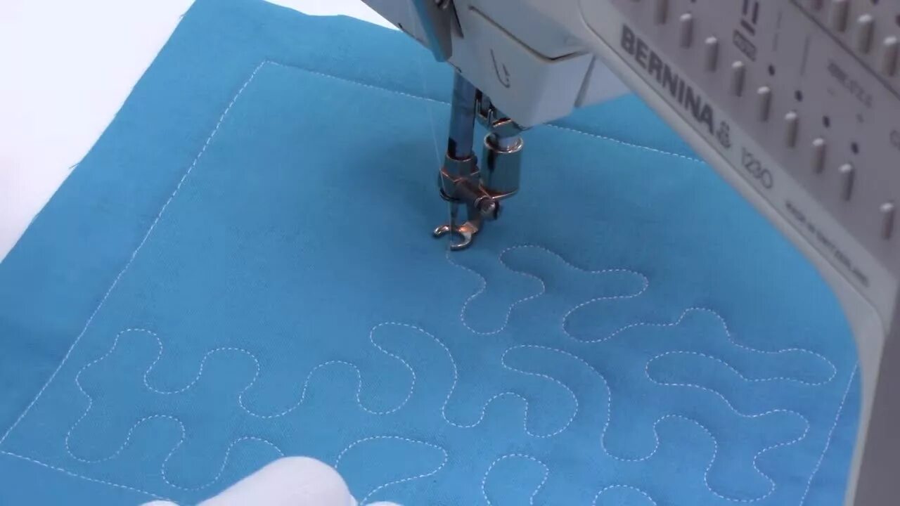 Стежка разбор. Стипплинг стежка. Фигурная стежка на швейной машине. Квилтинг что это такое в швейной машине. Лапки для Стежки пэчворк.