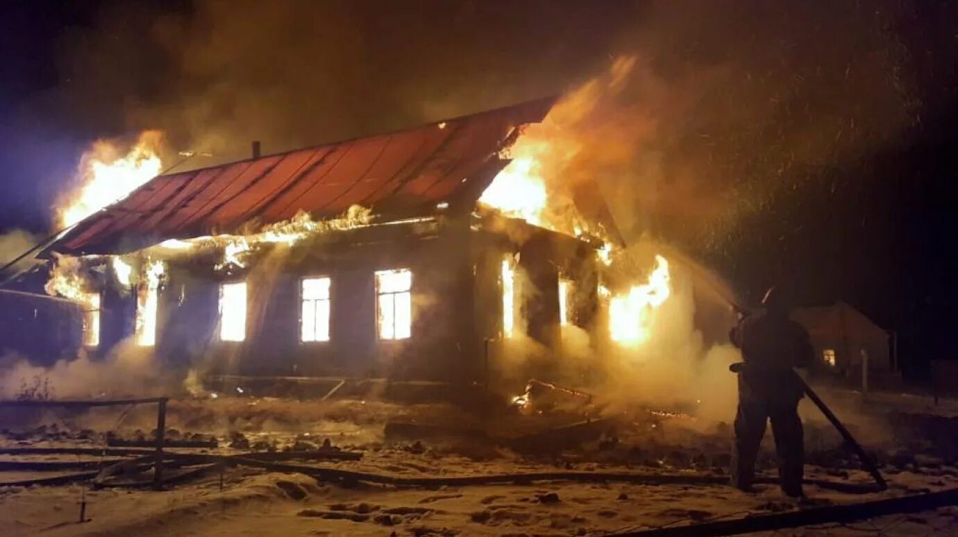 Сгорит или згорит. Пожар в селе Чернышево Пензенская область. Пожар в Пензенской области в селе. Горящий дом. Пожар в частном доме.