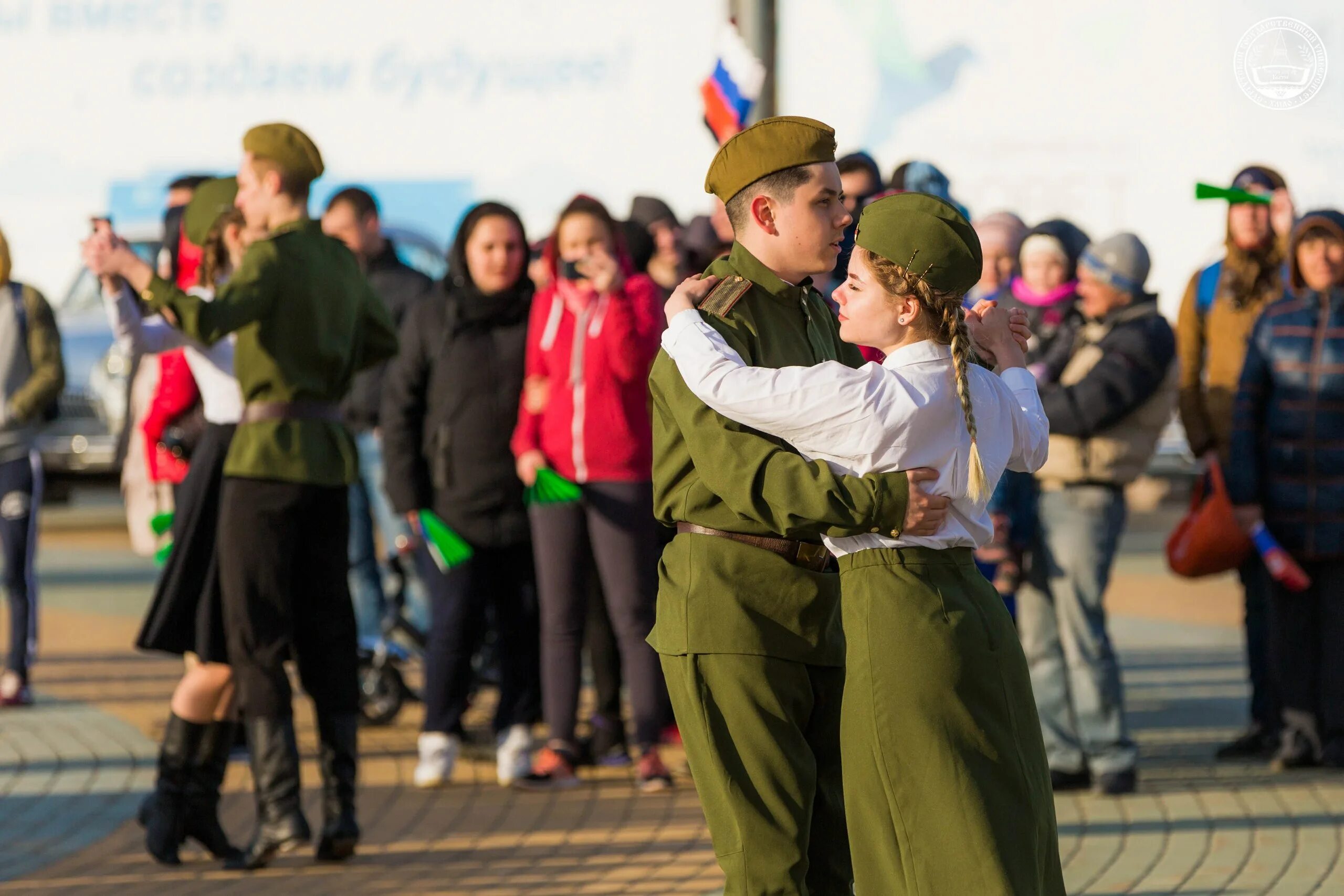 Майский вальс танец. Вальс Победы. Акция Майский вальс. Вальс в военной форме. Военные танцуют вальс.