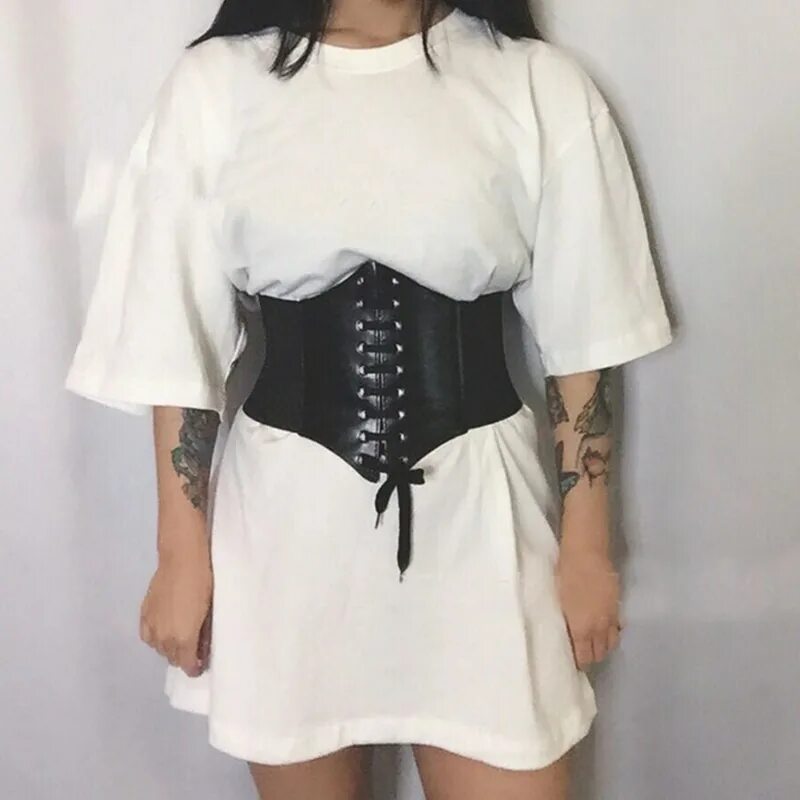 Корсет поверх. Черный корсет под грудь. Корсет на рубашку. Женщина в корсете. Корсет готический.