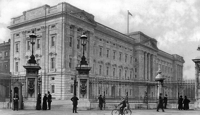 Historic past of Buckingham Palace celebrated in set of first class stamps by Ro