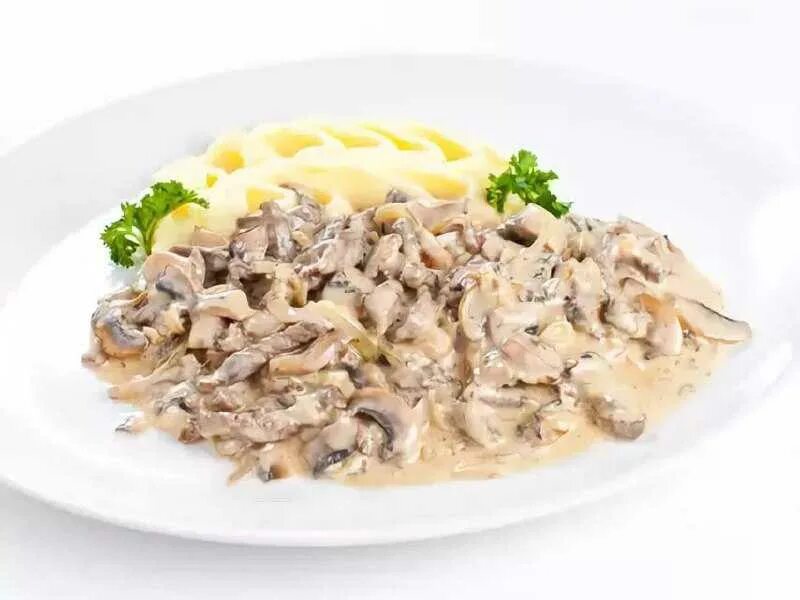 Бефстроганов из курицы на сковороде. Бефстроганов в сметанном соусе. бефстроганов из свинины в сметанном соусе. куриный биф строганофф. бефстроганов белый.