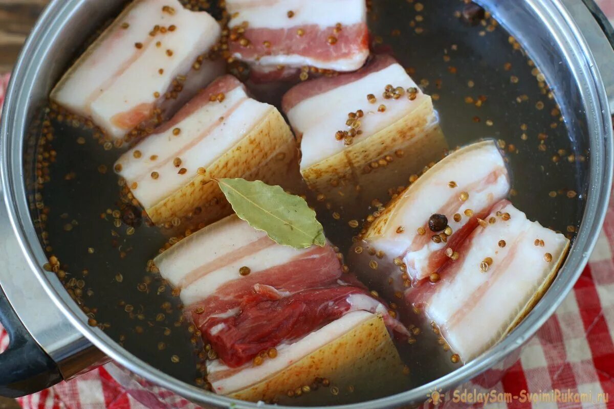 Как посолить сало с чесноком и перцем. Сало в рассоле самый вкусный. сало в рассоле. сало в рассоле с чесноком. малосольный рассол для сала.