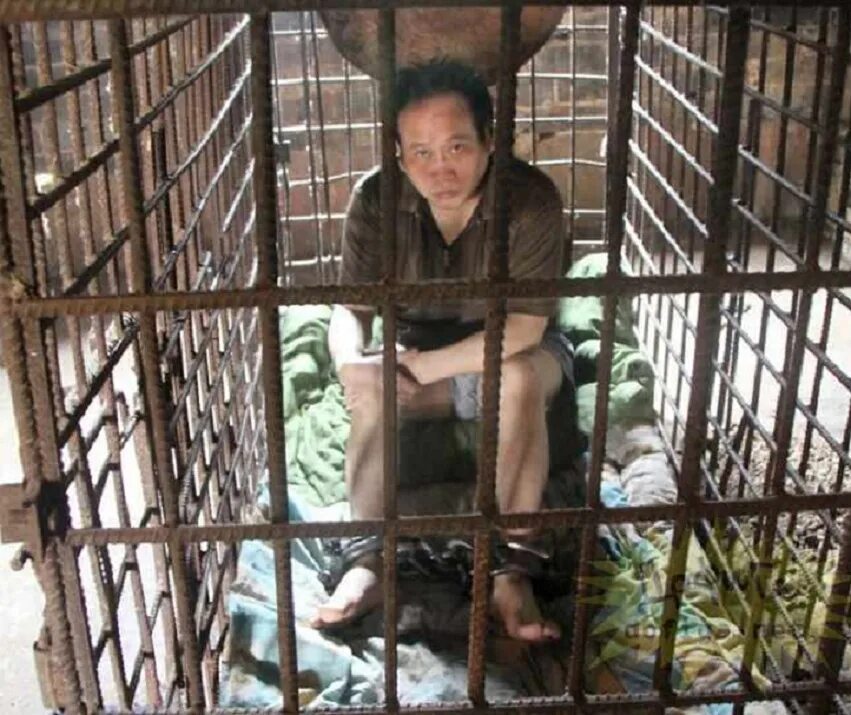 Парень в клетке. Девочка в клетке. Раб в клетке. Клетка человека. Негр за решеткой.