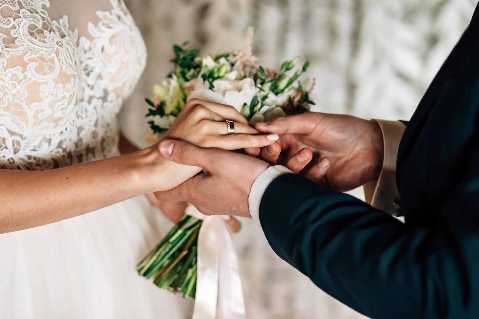 Жених и невеста. Бракосочетание. Кольца жениха и невесты. Обручальные кольца жених и невеста.
