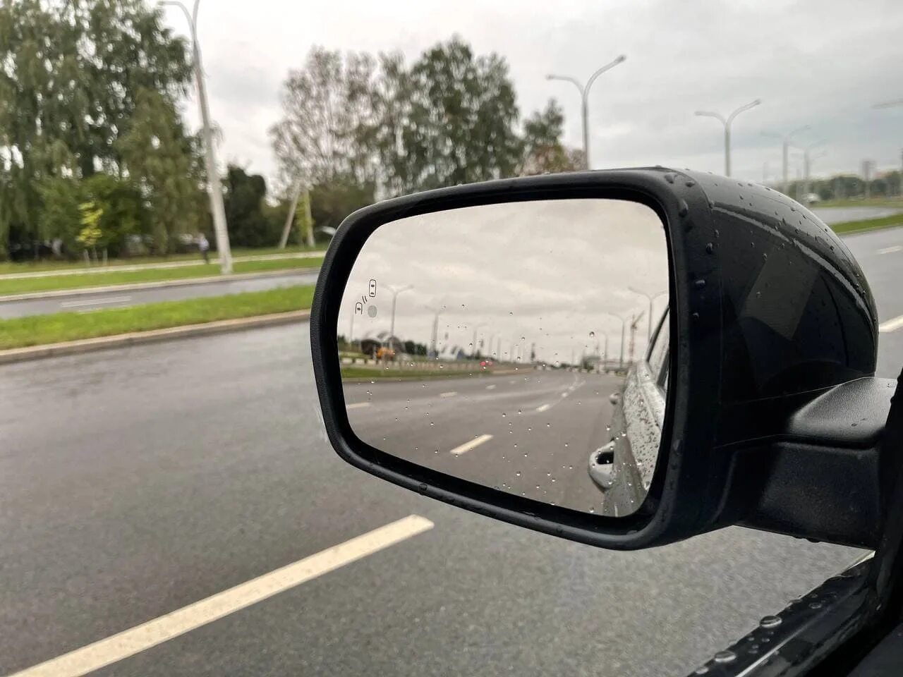 Водительское зеркало купить. Водительское зеркало. Водитель в зеркале. Элемент на водительское зеркало на автомобиль Хайму м 3 2014 года. Оторванное водительское зеркало Exeed LX серый цвет.