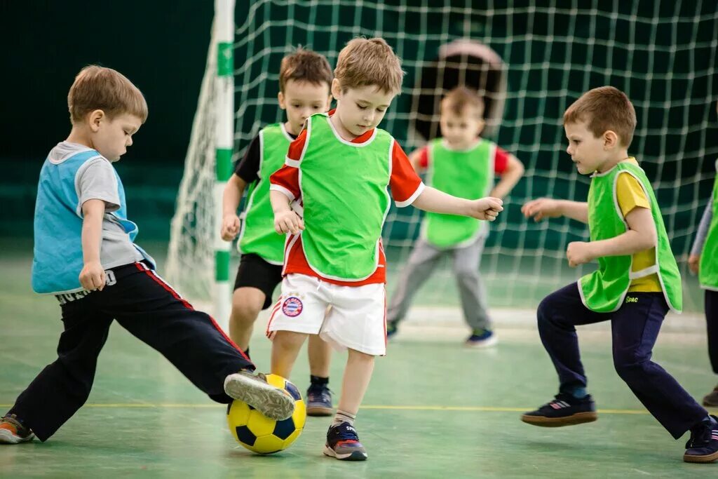 Играли в футбол в школе