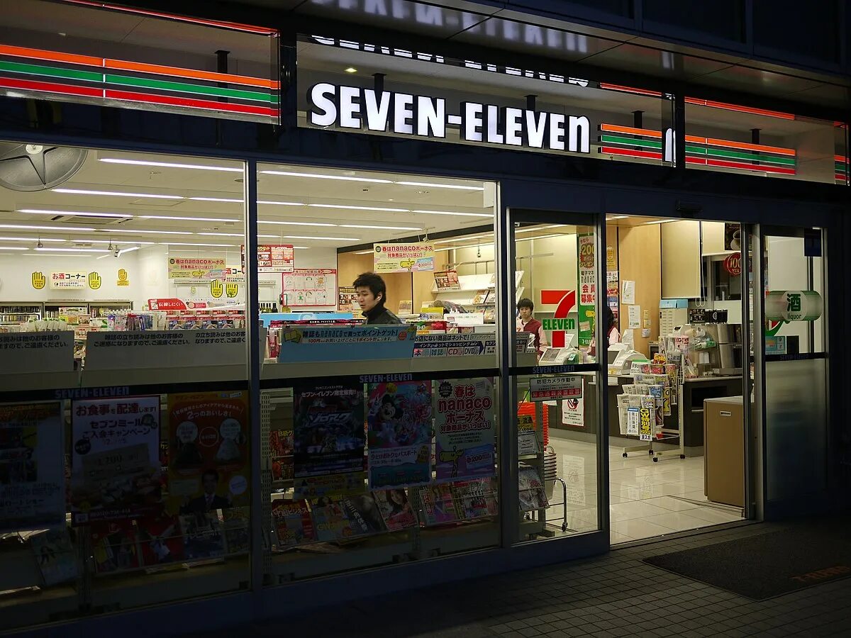 7 11 shop. 7-11 Севен Элевен. Seven Eleven сеть. Сэвэн элэвэн. 7 Eleven США.